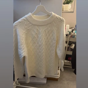 Vit stickad från lager 157 - Vit stickad tröja från lager 157 använd fåtal gånger.