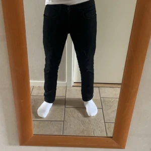 dondup george  - tjena! säljer ett par väldigt fina dondup jeans i george modellen, i storlek 32 byxorna är knappt använda och har inga skador. skick 9/10nypris ligger på runt 2500kr, säljer de för endast 750kr, men priset går att få ner vid snabb affär. mvh kevin