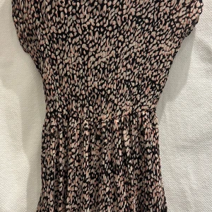 Fin mönstrad klänning från Oasis - Fin klänning från Oasis i två lager.  Utan bälte, men finns öglor att fästa ett i.   Strl: 34