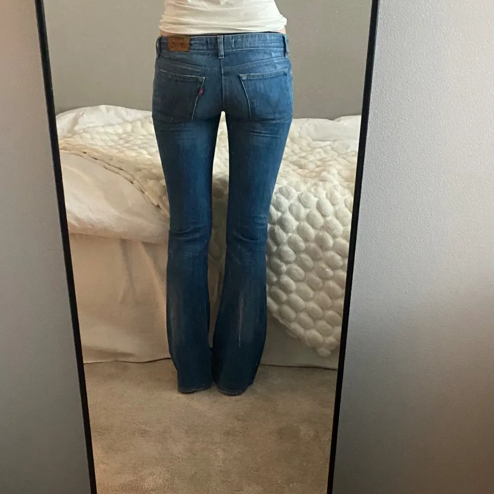 Lågmidjade Levis jeans i strl 27/32 Midjemått 74cm Innebenslängden 78cm. Jeans & Byxor.