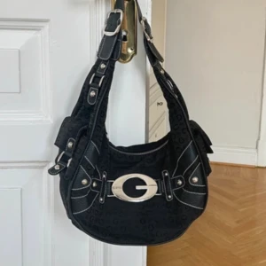 Guess väska  - Super snygg väska från guess i fint skick🤩har ett hål i tyget inuti väskan som ej syns men går att laga :)