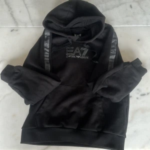 Armani hoodie - Säljer ea7 hoodie för den var för liten skick 7/10