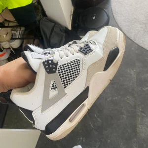 Nike Jordan 4  - Small for me