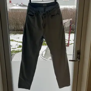 Tja! Säljer dessa grunt jeans, nypris 499kr. Dem är i nyskick. Hör av er vid frågor.