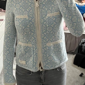 Odd molly kofta - Kofta med dragkedja från Odd Molly i storlek S