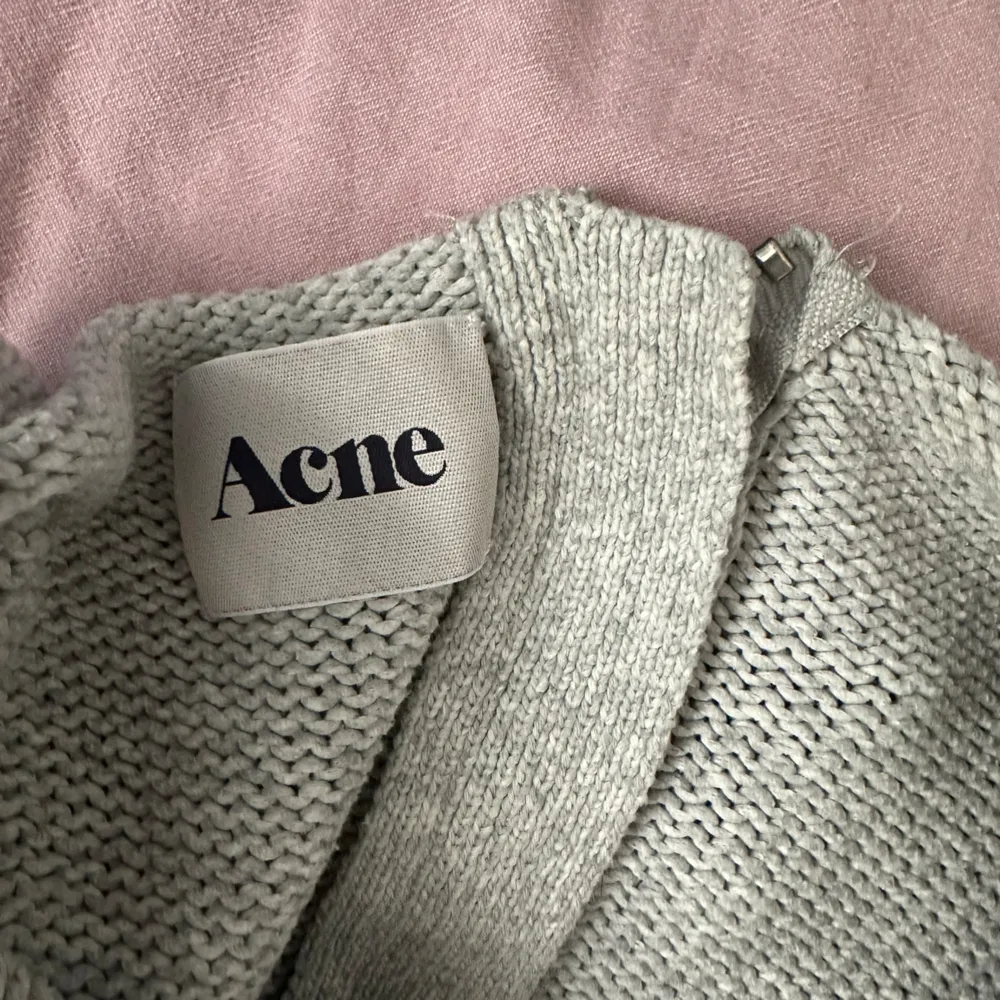 Stickad tröja från Acne i storlek S, köptes för 5100kr, nyskick. Stickat.