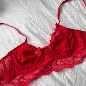 Bralette  - Oanvänd röd bralette, storlek 70C
