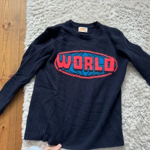 From future tröja - Snygg mörkblå kashmir stickad tröja från from future.