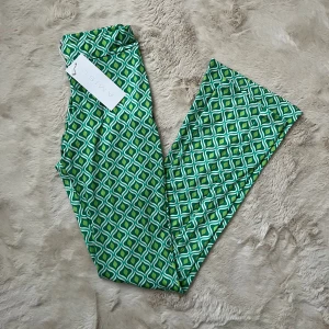 Mönstrade utsvängda byxor  - Stretchiga passar både xs & s. 