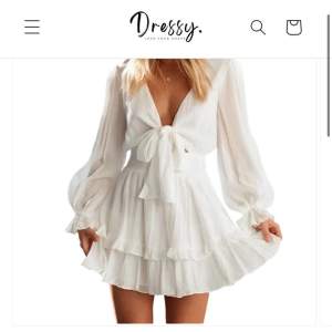 Säljer min super fina Dressy klänning som är testad en gång men passade inte mig så bra💘 köpte för 599 och säljer för 299 kr🌸