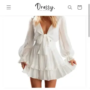Säljer min super fina Dressy klänning som är testad en gång men passade inte mig så bra💘 köpte för 599 och säljer för 300 kr🌸