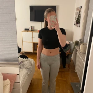 Svart kort t-shirt  - Svart kort t-shirt i storlek S 