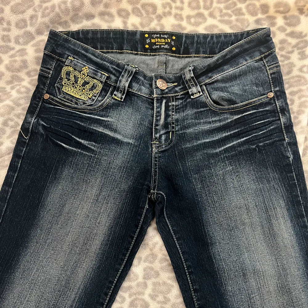 Säljer dessa supersnygga och coola lågmidjade jeansen från Monday Denim 💗 De är i ett väldigt bra skick men har små slitningar längst ner på benen, skriv för bilder 💗 Midjemåttet är 40 cm tvärsöver!. Jeans & Byxor.