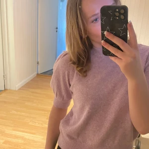 Kortärmad stickad tröja  - Säljer en stickad tröja från VeroModa, helt ny och inte använd!💕Super fin nu till sommaren!💕