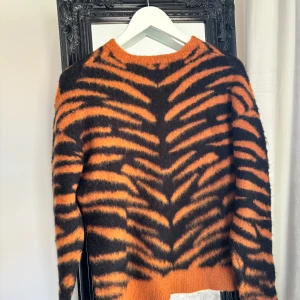 Stickad tröja från NA-KD  - Stickad tröja från nakd som är i nyskick, säljer då den inte kommer till användning 