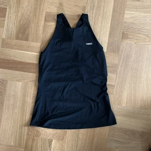 Träningslinne Stronger - Har en extra mjuk tunn sport-bh på insidan (light support). Sparsamt använd! 🖤