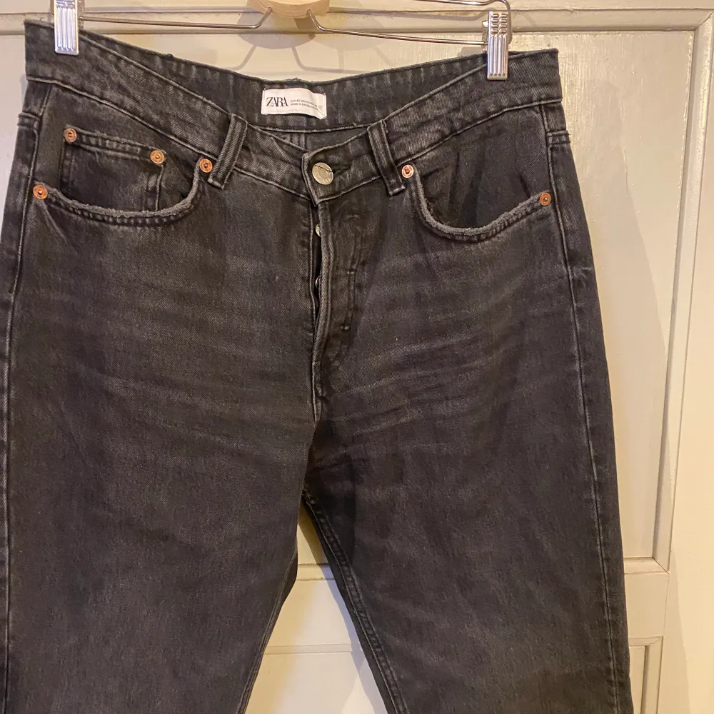 Supersnygga jrans från zara. Köpt 2022 men bara använda fåtal gånger! Storlek 42 men jag upplever att zaras jeans är små i storleken så passar 40 också!💖dom populära midrise straight jeansen. Jeans & Byxor.