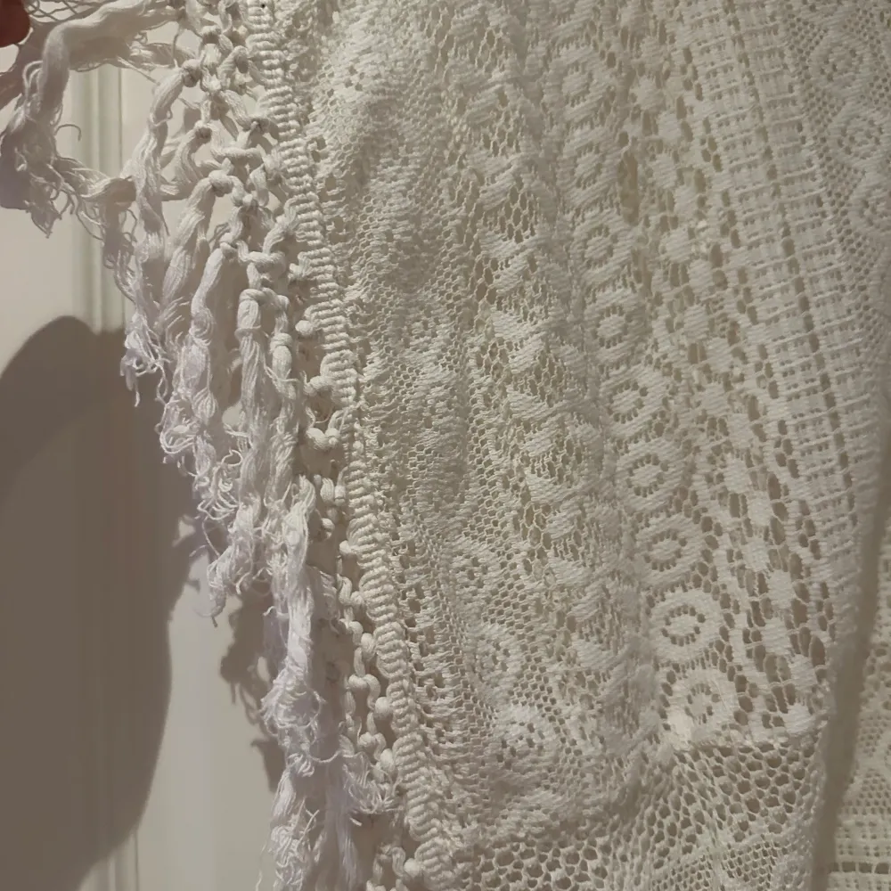 Mycket bra skick Lite som poncho, det finns inga ärmar. Färgen är som äggskal/gräddvit Lite tjockare tyg Storlek är M men passar även L . Puserot.