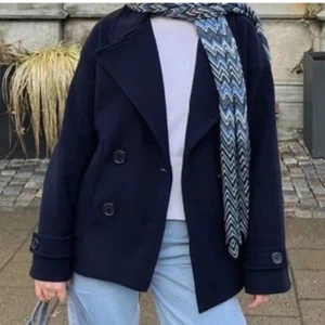 Marinblå kort kappa - Kort kappa från Nelly i storlek XS men stor i storleken. Bild 23 och 5 är mina egna. Precis som ny! Nypris 700