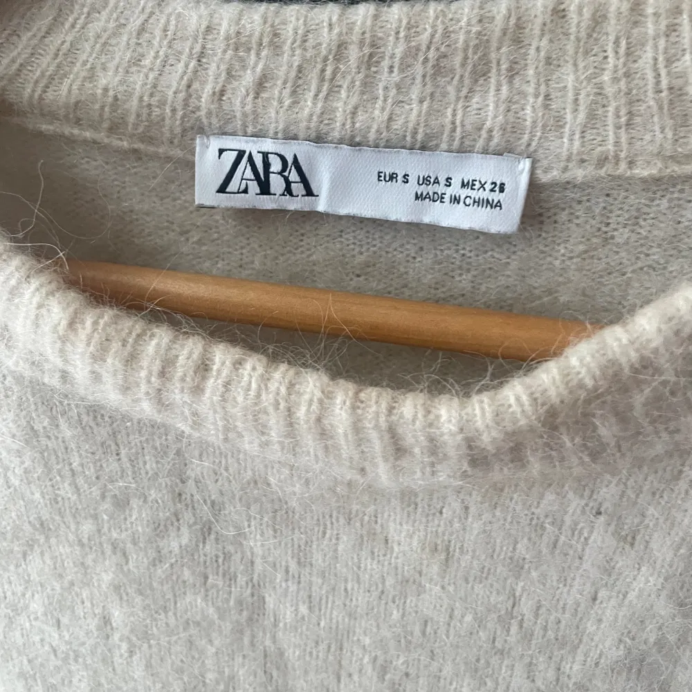 Säljer denna begia stickade tröjan från zara i strl s, använd ett fåtal gånger och är i nyskick köpt för 400 men säljer för 230❤️❤️❤️ Pris kan diskuteras . Stickat.