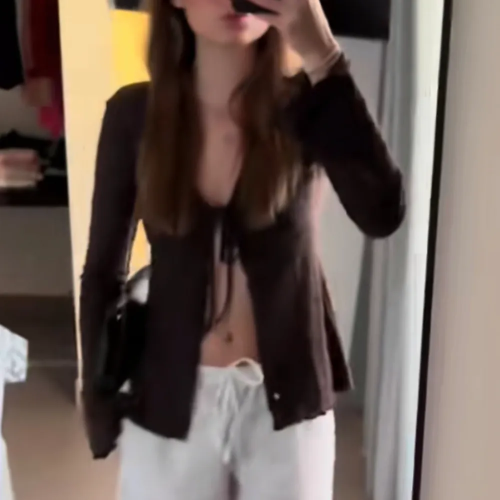 Säljer denna snygga topp att h nu till våren/sommaren😍 Endast använd ett par fåtal gånger och i väldigt bra skick!. Yläosat.