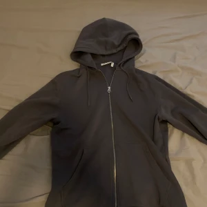 Weekday zip hoodie - Säljer denna fina weekday zip hoodie!  Den är i strl xs men skulle nog passa s också