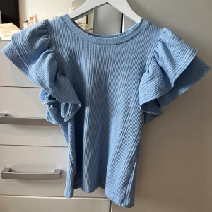 Blå topp - Blå topp från zara, säljer för att den inte kommer till användning, inga defekter! Passar allt mellan XS och M
