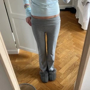 Yoga pants - Grå yoga pants. Säljer för att de är för små för mig. De är i nyskick och har använt de 2 gånger. Strl 146/152