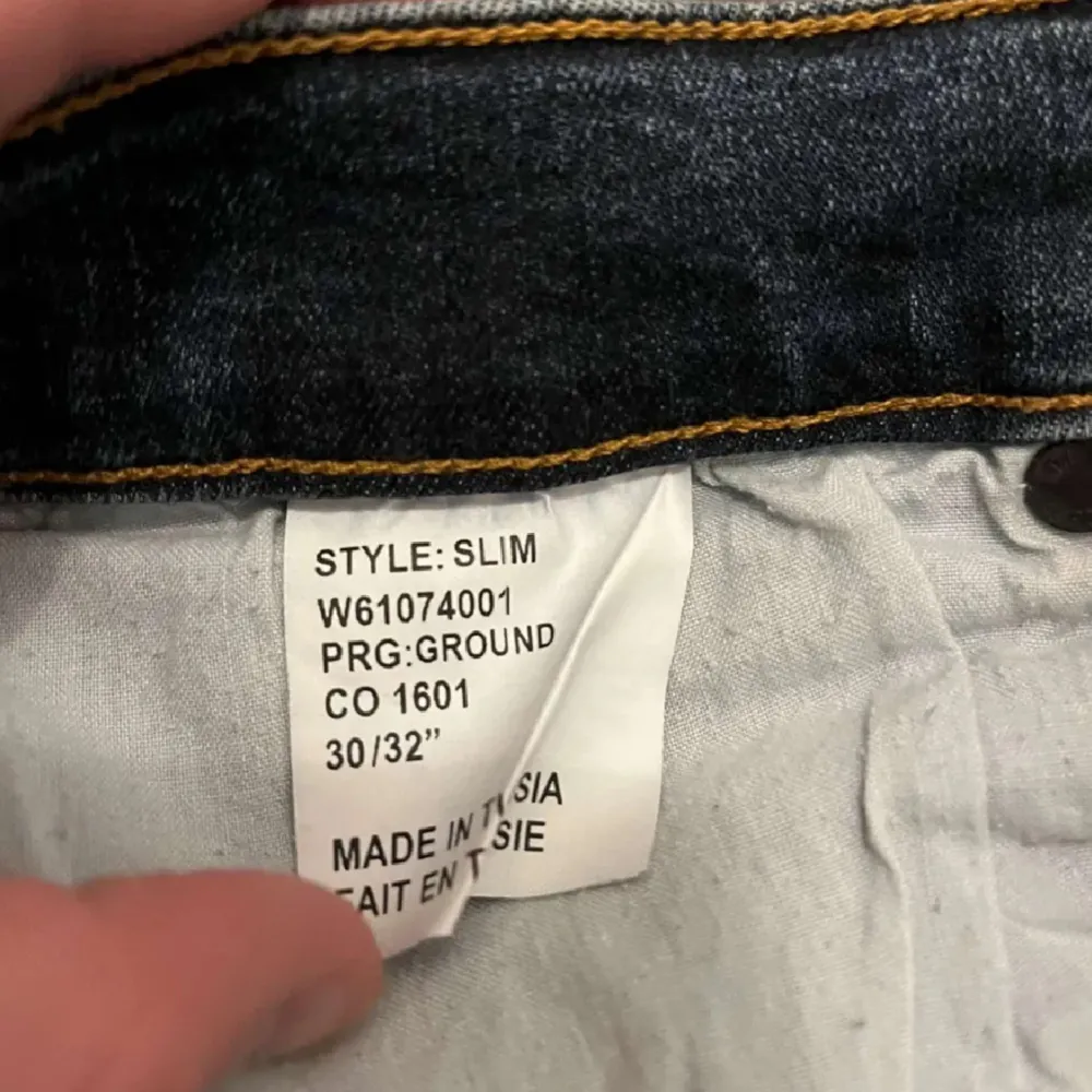 Ett par riktigt snygga tiger of Sweden jeans i storleken 30/32 i en slim model. Ny pris 1700 mitt pris 450 hör av er vid minsta fundering. Pris kan diskuteras vid snabb affär. . Jeans & Byxor.