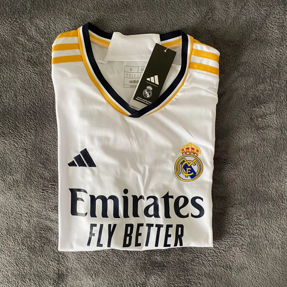 Helt ny Real Madrid tröja. Aldrig använd. Den i storlek S. Fraktar inom 24 timmar och kan mötas upp i Stockholm. . T-shirts.