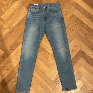 Levis Jeans - Helt oanvända Levis jeans modell 512. De är i helt perfekt skick. W 29 L 32. Nypris 1200, jag säljer för 850. Vid minsta intresse är det bara att höra av sig. 