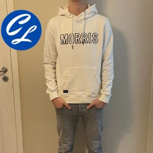 Morris Hoodie  - Tja! Nu säljer vi denna sjukt snygga hoodien från Morris. Hoodien är i extremt bra skick utan några skador. Hoodien är i storlek XS. Tveka inte att höra av dig vid minsta fråga eller fundering!👍