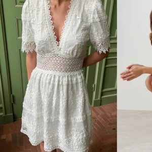 Lace mini dress Gina Tricot klänning - Vit miniklänning med fina detaljer som passar perfekt till bla studenten. Endast testad och är i nyskick. Köpte för att ha på studenten men valde en annan istället. 🥰 Ni får gärna lägga bud!