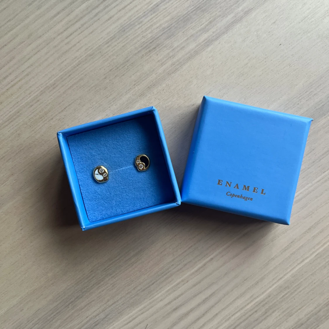 Enamel Copenhagen örhängen- Yin och Yang - 90