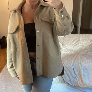 Jacka -  tunnare jacka passar perfekt till våren nu när det börjar bli varmare ute. Sitter fint på & lite längre baktill, stängs med knappar. Nopprig men vid intresse för att köpa kan jag använda noppmaskin & ta bort det mesta 💕😊