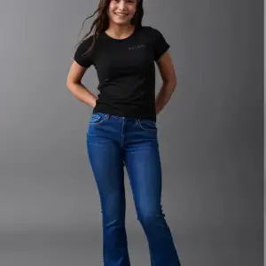 Säljer mina mörkblå bootcut jeans från Young Gina nu💗 De är använda ett fåtal gånger men har mycket kvar att ge. Ny pris 300kr.  De är sjukt snygga men passar inte längre så kontakta vid intresse💫 Pris går att diskuteras och köpare står för frakt💕