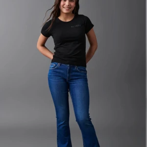 Lågmidjade bootcut jeans  - Säljer mina mörkblå bootcut jeans från Young Gina nu💗 De är använda ett fåtal gånger men har mycket kvar att ge. Ny pris 300kr.  De är sjukt snygga men passar inte längre så kontakta vid intresse💫 Pris går att diskuteras och köpare står för frakt💕