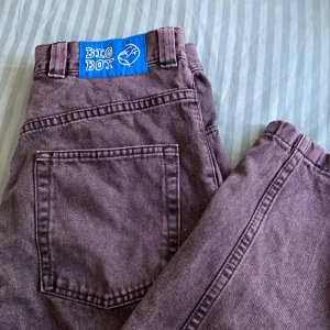 Polar skate - Lila bigboys strl S - Lila Bigboys jeans från märket polar skate co i strl S. Använt cirka 4 gånger, då det finns ett litet slitage/märke på ena benet som är 1cm (inget hål) och lite slitet på samma byxben längst ner, Annars fint skick.