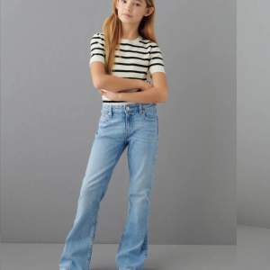Jag säljer nu mina ljusblåa lågmidjade bootcut jeans ifrån young Gina💗. De är helt oanvända i toppskick men säljs pågrund av att det inte blev rätt storlek för mig❤️ Man står själv för frakten och pris går att diskuteras💕