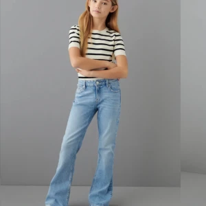 Lågmidjade bootcut jeans  - Jag säljer nu mina ljusblåa lågmidjade bootcut jeans ifrån young Gina💗. De är helt oanvända i toppskick men säljs pågrund av att det inte blev rätt storlek för mig❤️ Man står själv för frakten och pris går att diskuteras💕