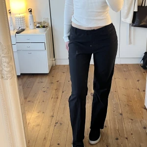 Kostymbyxor - Raka mid/low waist kostymbyxor i bra skick. De är i storlek 40 men är insydda i midjan så nu är de nog mer åt strl 38. Det dom är insytt går att sprätta upp. Jag är 174cm lång för referens och brukar ha strl 36/S. 