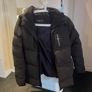 Sail racing vinter jacka  - En jätte varm vinterjacka. Har används i cirka 2 År och är i ett ganska bra skick! Pris kan diskuteras 