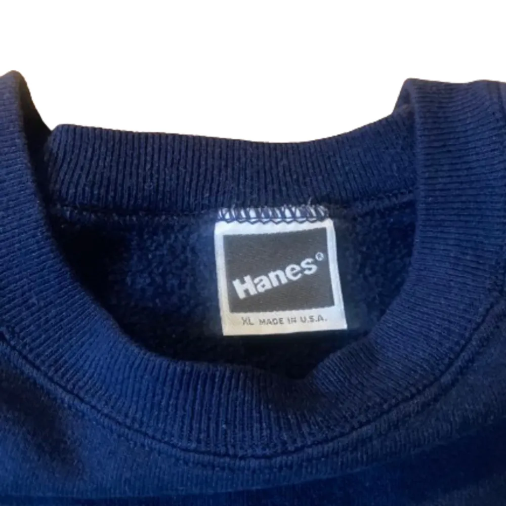 Boxy mörkblå Hanes sweatshirt gjord i usa. Vintage tagg, från 90-tal/tidigt 00-tal. XL på taggen men sitter som en herr M. . Hoodies.