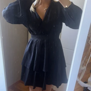 Zara klänning  - ☀️HELT OANVÄND • nyskick☀️ Knappen är guld och svart (sista bilden). Svårt å beskriva men tyget glänser i ljus.✨ Storlek xs, men passat även s, lite större i storleken.