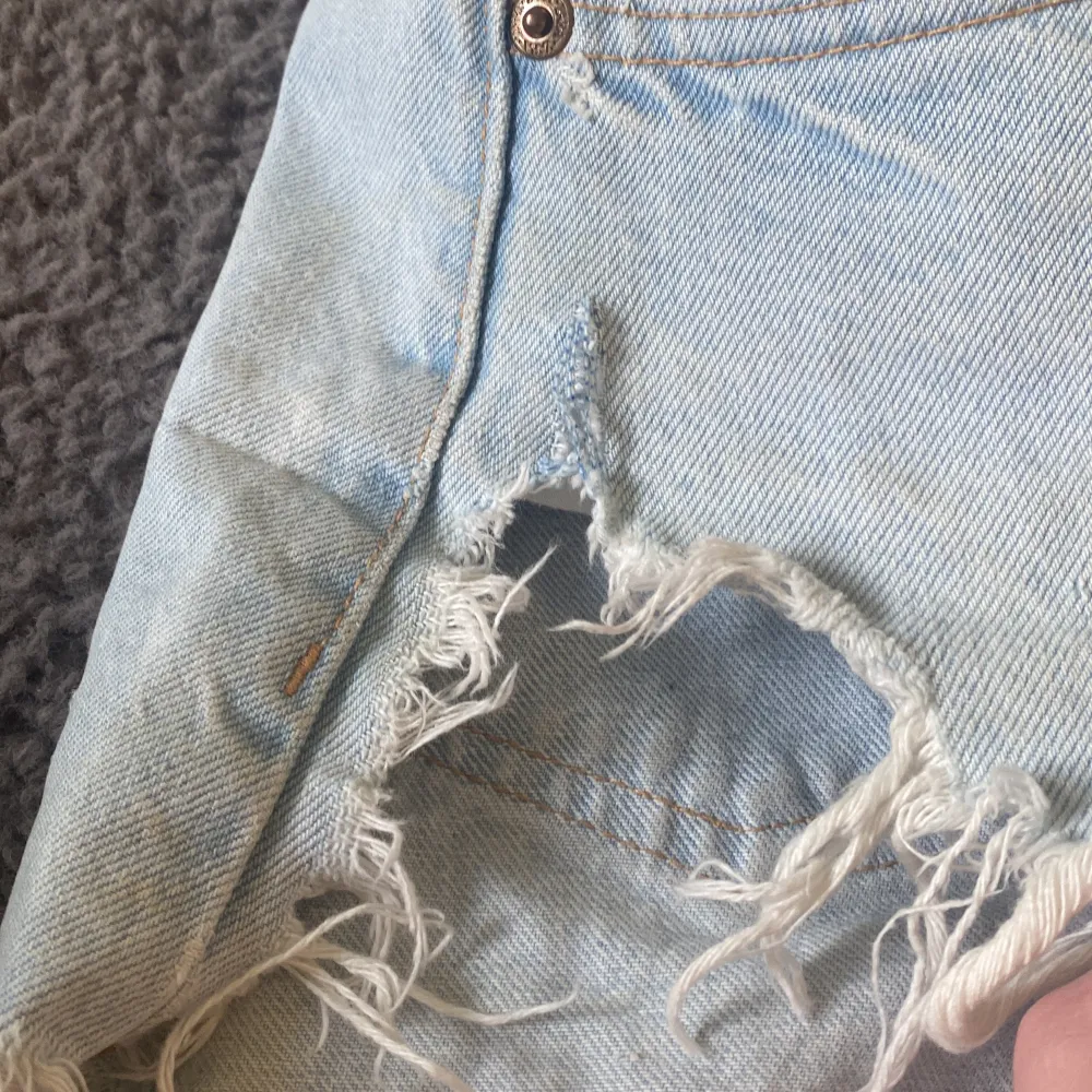 Fina jeansshorts ifrån zara i strl 38 - S/ M . Dessa har en fläck på sig men det märks inte när man har på sig de. Fläcken ser du på bild 3. Shortsen har även gått sönder lite på sidan. Men det går säkert att sy igen lite🌟. Köptes för 400kr . Shorts.