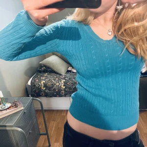 Ribbstickad tröja från tommy hilfiger  - Intressekoll på min blåa tröja från tommy hilfiger, den är i xs men jag är oftast m så den sitter nog olika beroende på hur man vill att den ska vara tight/lite lösare. 