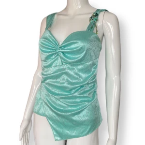 Y2K Topp - Från Kookai, storlek 1 som jag tror motsvarar S. Finns en typ av brosch som inte går att ta av. MÅTT: Armhåla till armhåla 41cm & bystbredd 40cm. 