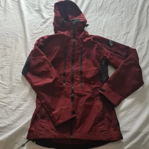 Revolutionrace jacka - RevolutionRace wander pro jacket i storlek xs/34. Mycket sparsamt använd. Inga skador.