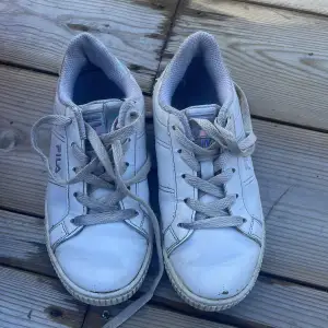 Säljer dessa vita fila skor för 450kr. Dom har använts ett få gånger. Barnstorlek 32.