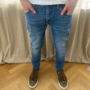 Tiger of Sweden jeans - Säljer nu ett par Tiger of Sweden jeans i mycket bra skick. Killen på bilden är 180 cm och väger upp till 70 kg. Moddelen är pistolero med storlek W30 L32. Skriv vid frågor och funderingar.